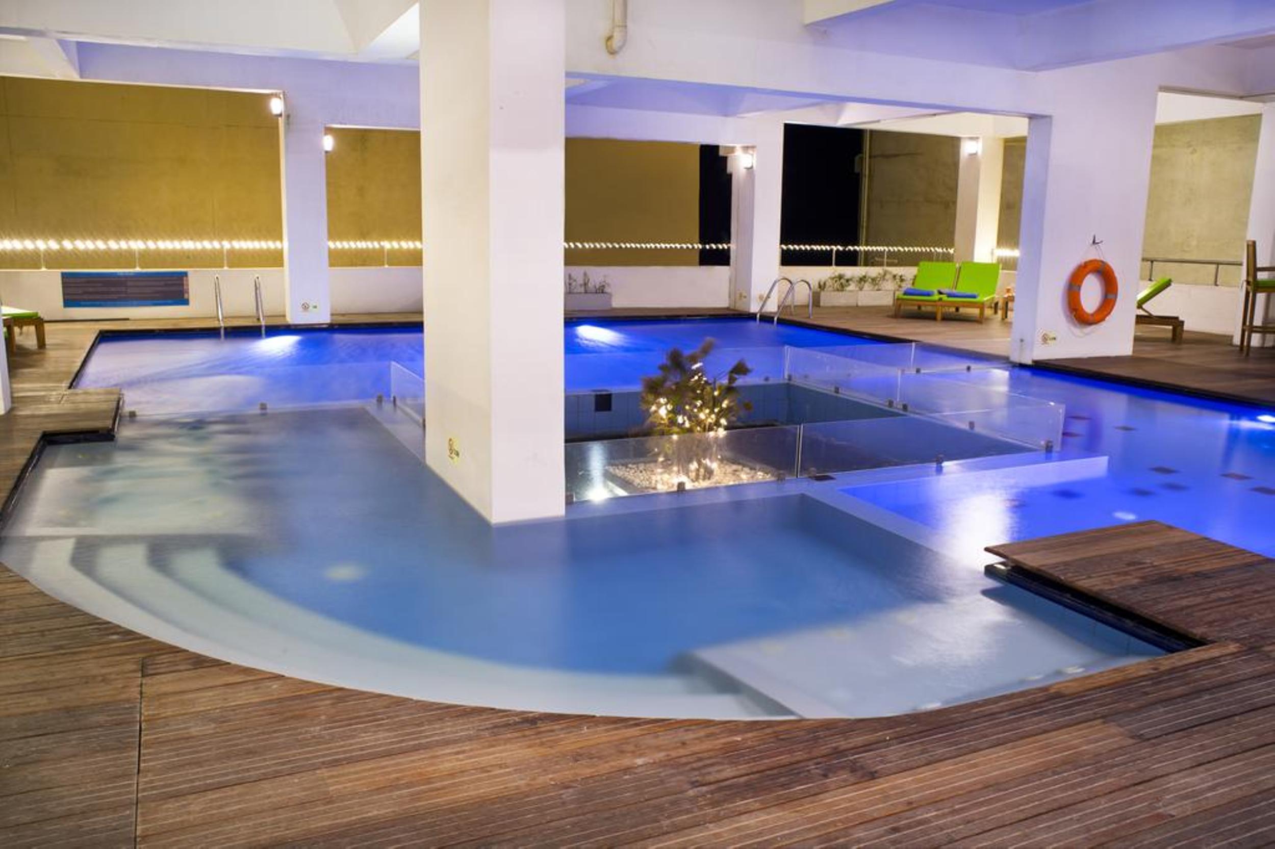 Ocean Edge Suites & Hotel Colombo Exterior photo