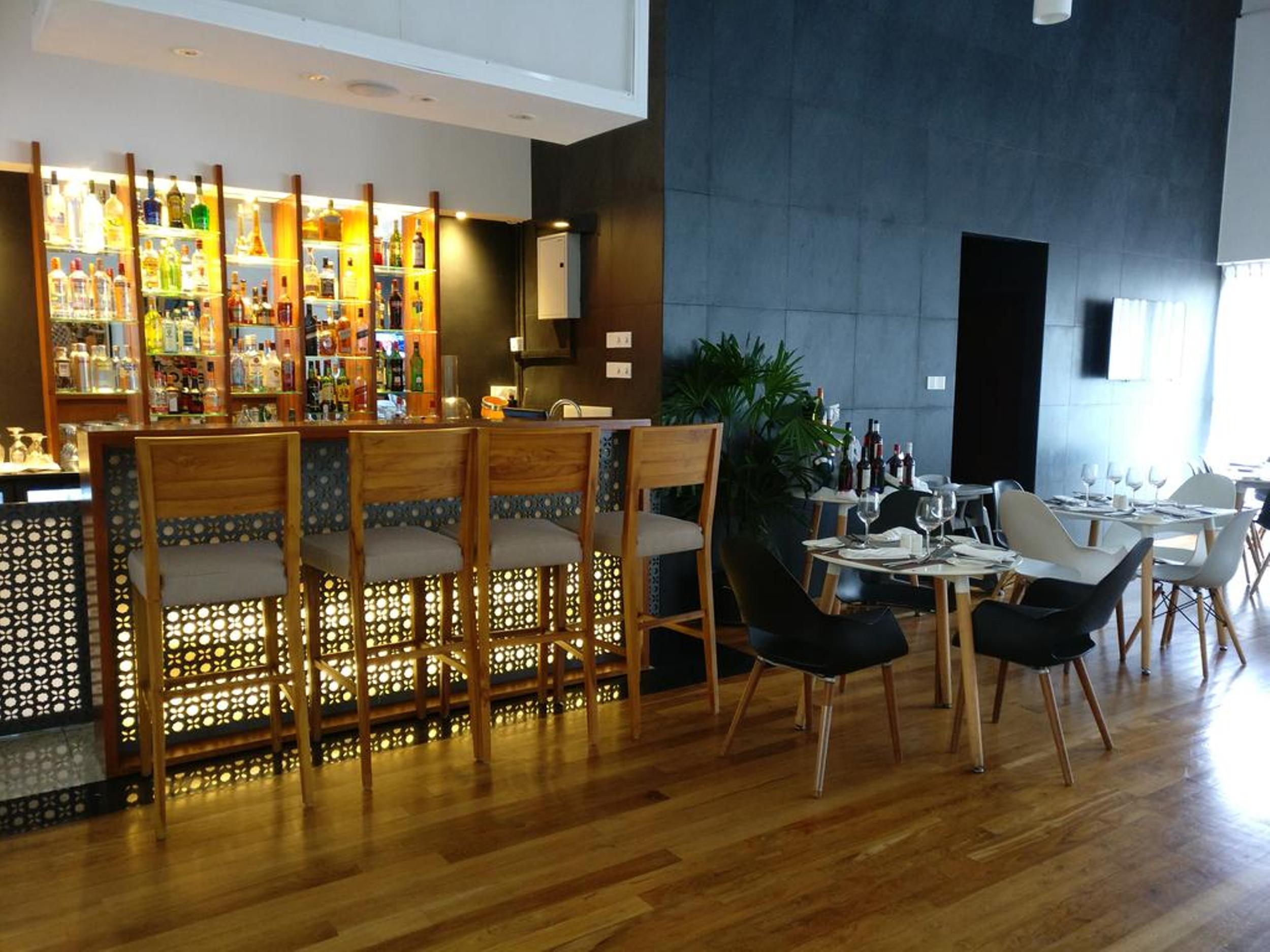 Ocean Edge Suites & Hotel Colombo Exterior photo