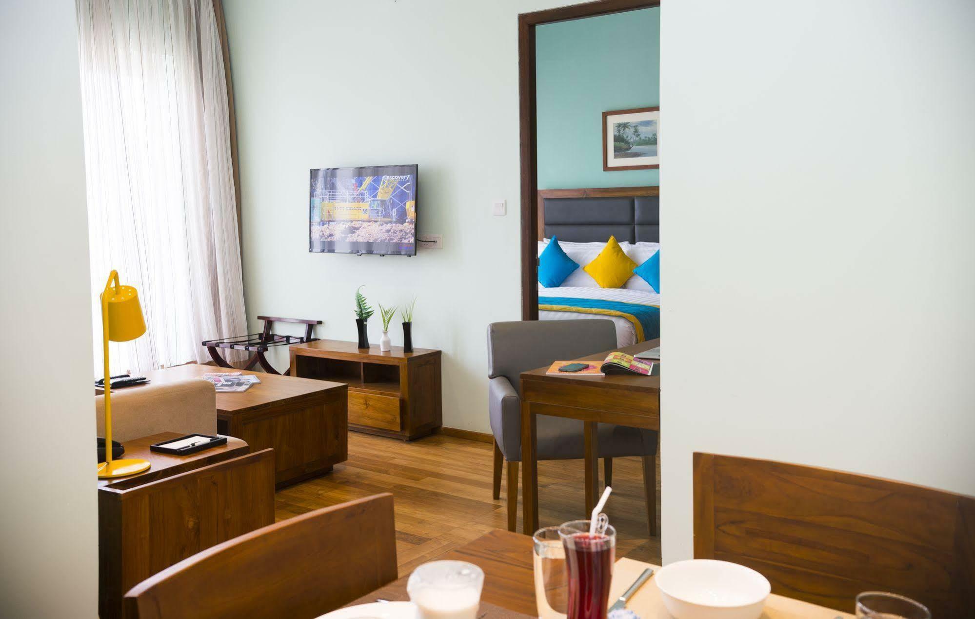 Ocean Edge Suites & Hotel Colombo Exterior photo